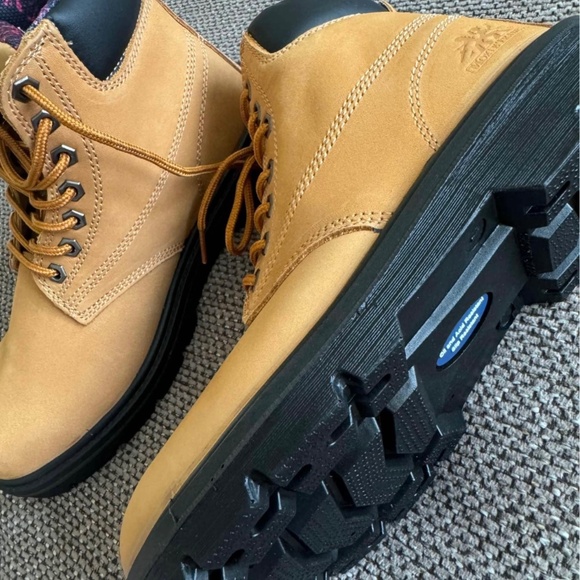 Slip resistant work boots - Picture 2 of 5